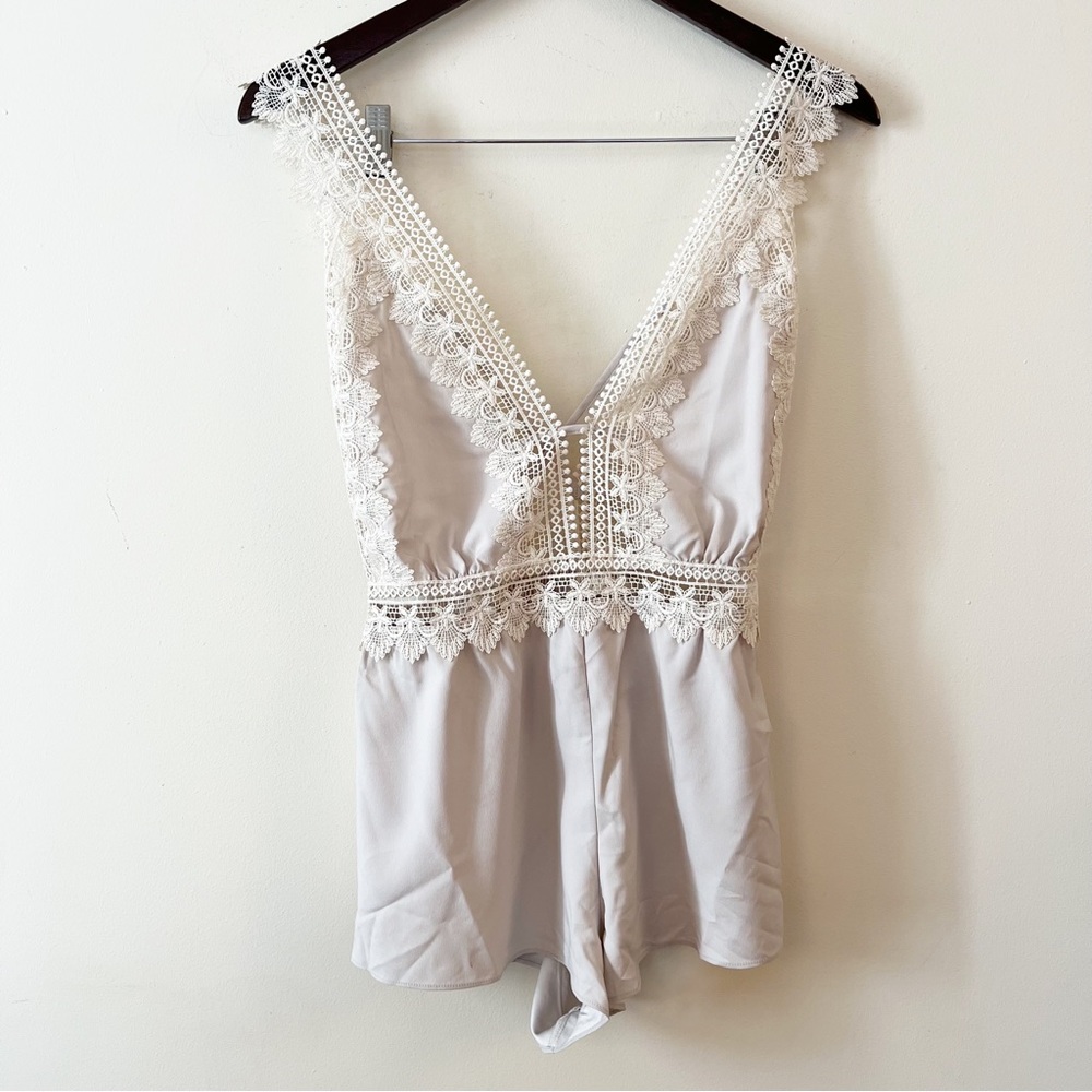 NWT Flora Nikrooz Light Gray/white Crochet Lace V-neck Boho Romper Size XS